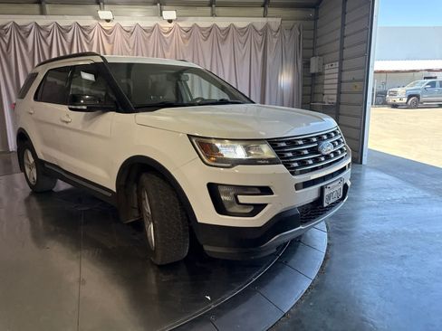 Used 2016 Ford Explorer XLT w/ Equipment Group 201A AWD/4WD image 3