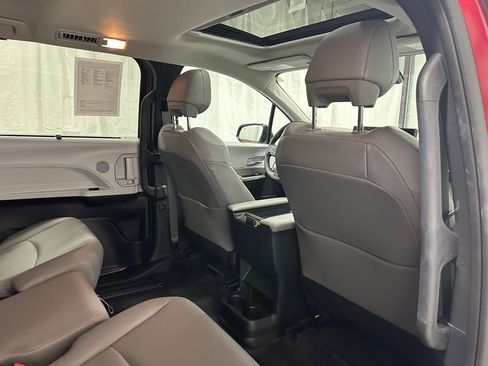 Used 2025 Toyota Sienna XLE image 60