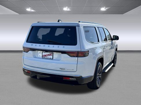 Used 2024 Jeep Wagoneer Series II w/ Flexible Seating Group RWD image 3