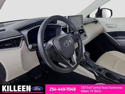Used 2022 Toyota Corolla Cross XLE w/ Convenience Package FWD image 11