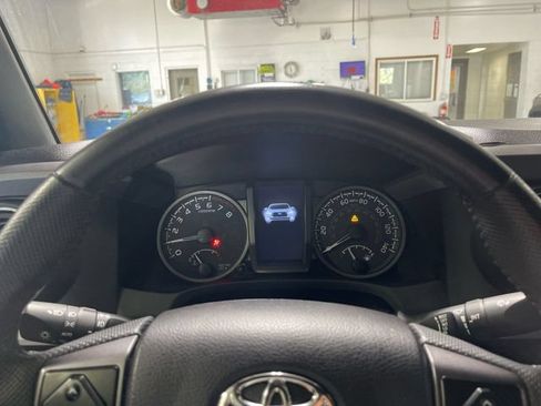 Used 2022 Toyota Tacoma TRD Off-Road AWD/4WD image 16