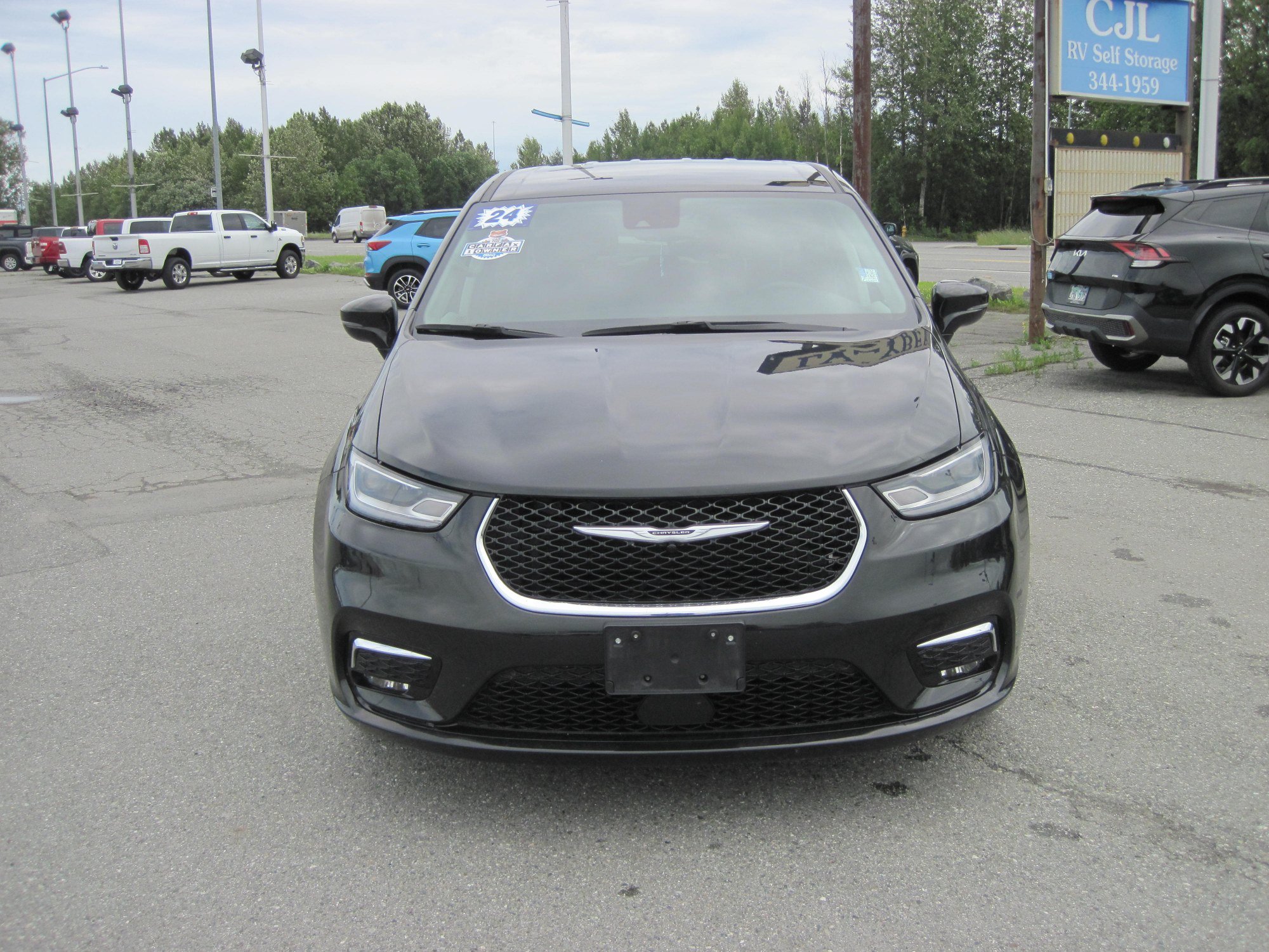 Used 2024 Chrysler Pacifica Touring-L FWD image 2