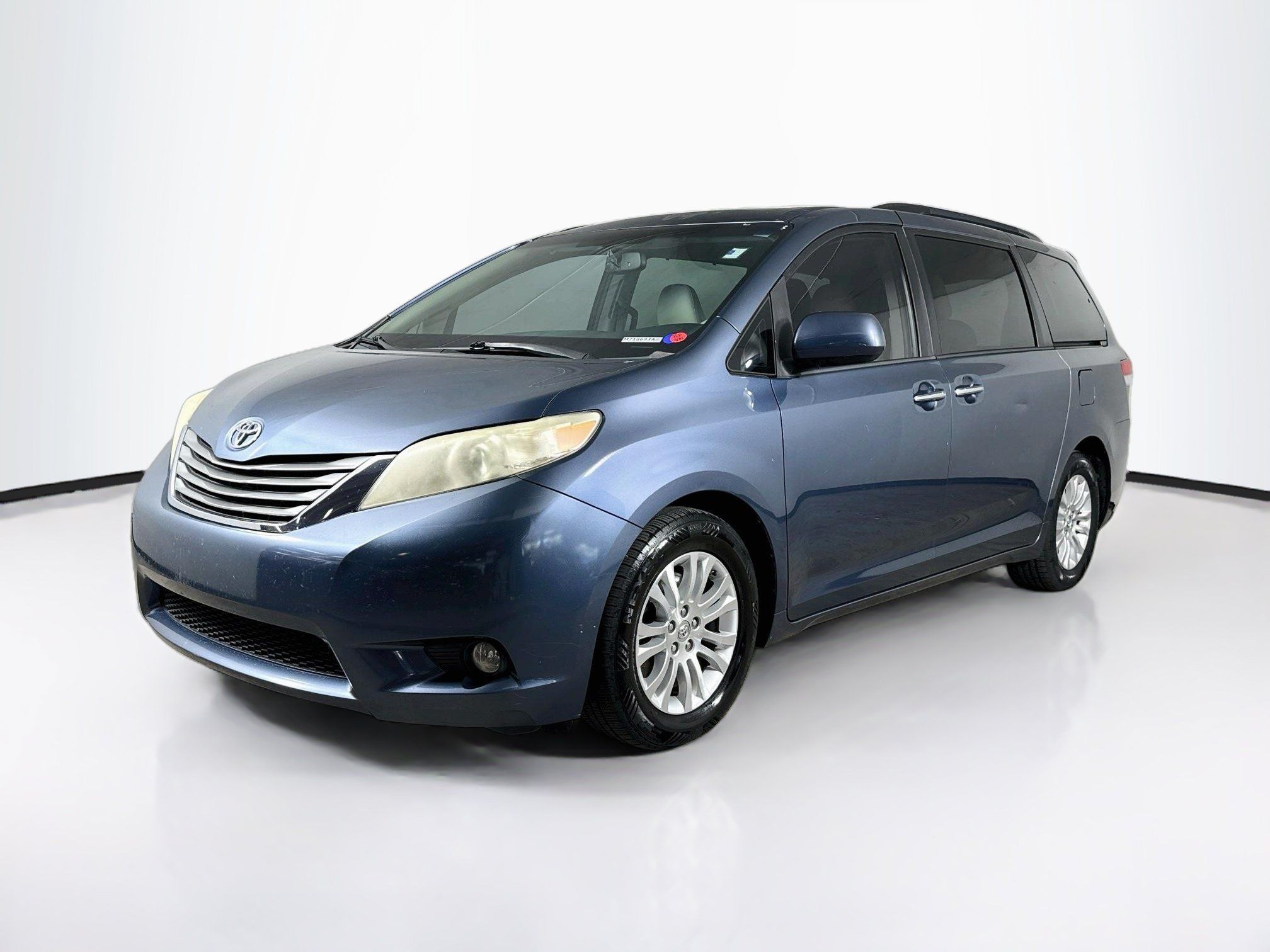 Used 2014 Toyota Sienna XLE w/ XLE Premium Package FWD image 4