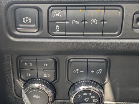 Used 2024 GMC Yukon SLT AWD/4WD image 35