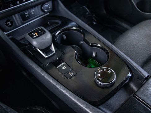 Used 2024 Nissan Rogue SV image 16