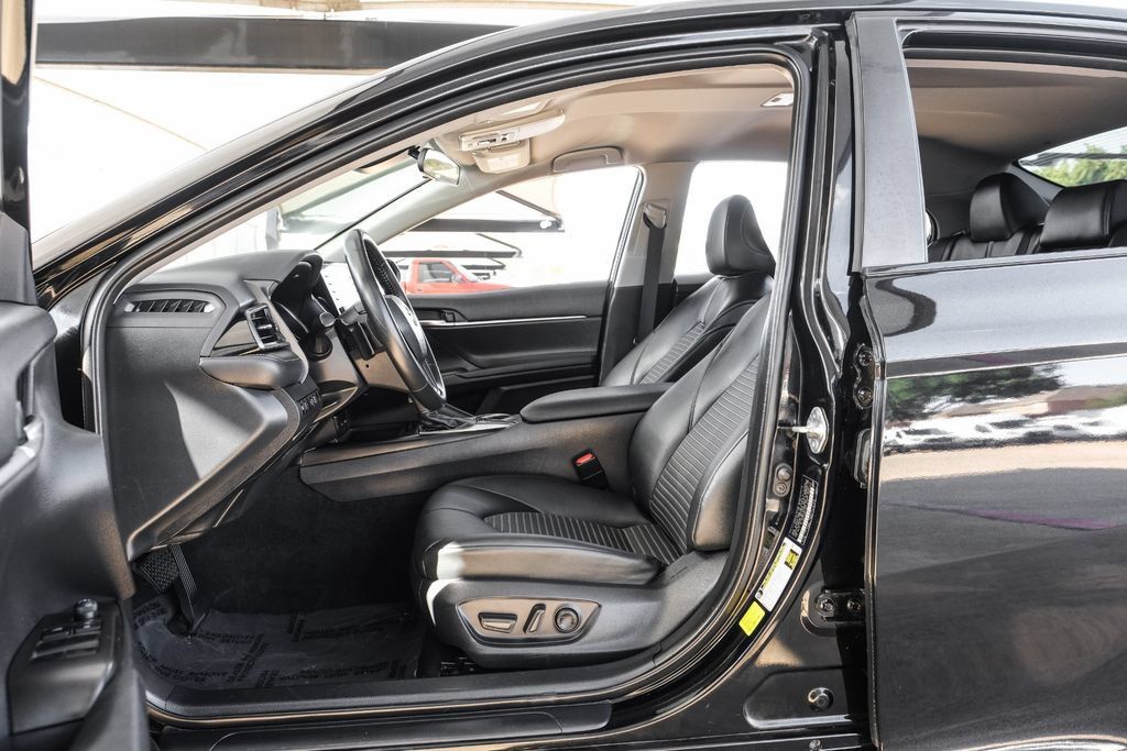 Used 2023 Toyota Camry SE FWD image 3