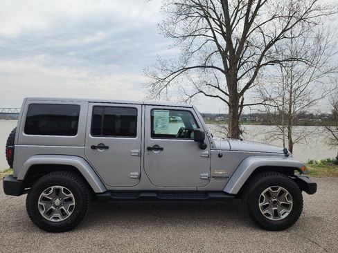 Used 2013 Jeep Wrangler Unlimited Sahara w/ Dual Top Group AWD/4WD image 6