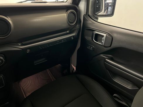 Used 2018 Jeep Wrangler Sport AWD/4WD image 10