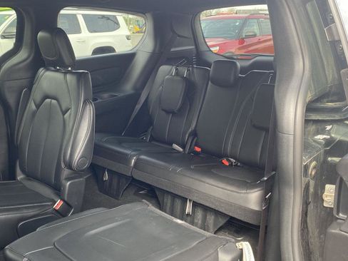 Used 2025 Chrysler Pacifica Select image 28