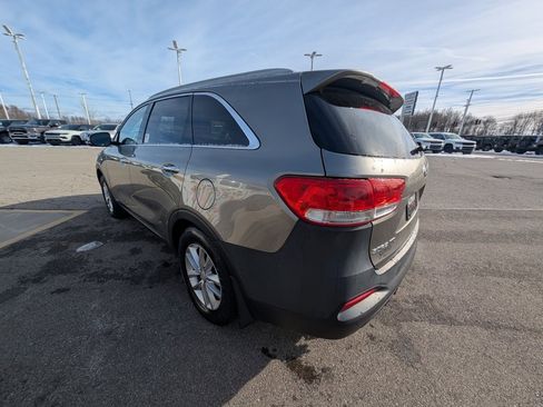 Used 2016 Kia Sorento LX w/ LX Convenience Package image 7