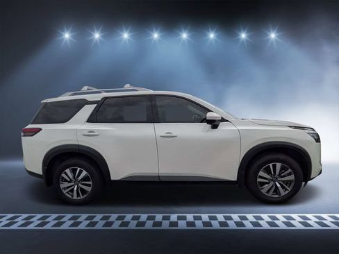 Used 2024 Nissan Pathfinder SL AWD/4WD image 2