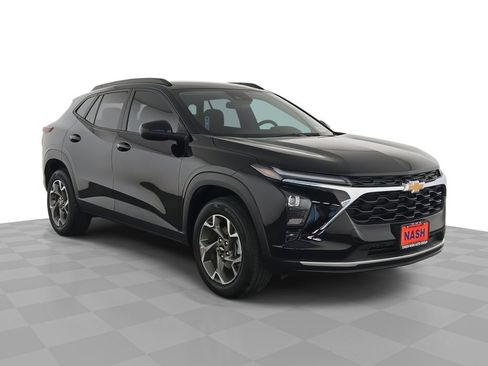 Used 2025 Chevrolet Trax LT w/ Driver Confidence Package FWD image 1