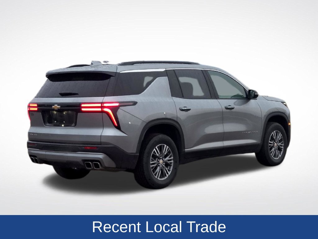 Used 2025 Chevrolet Traverse LT FWD image 3