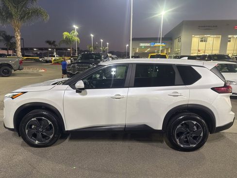 Used 2024 Nissan Rogue SV image 5