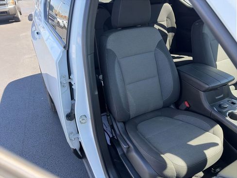 Used 2023 Chevrolet Traverse LT image 30