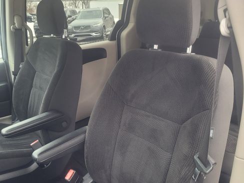 Used 2018 Dodge Grand Caravan SE w/ UConnect Hands-Free Group image 12