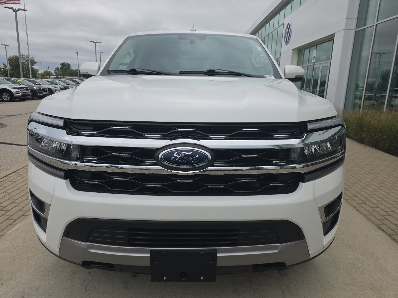 Used 2023 Ford Expedition Limited AWD/4WD image 2