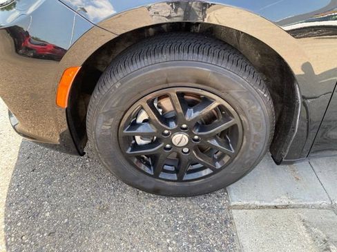 Used 2023 Chrysler Pacifica Touring-L FWD image 11