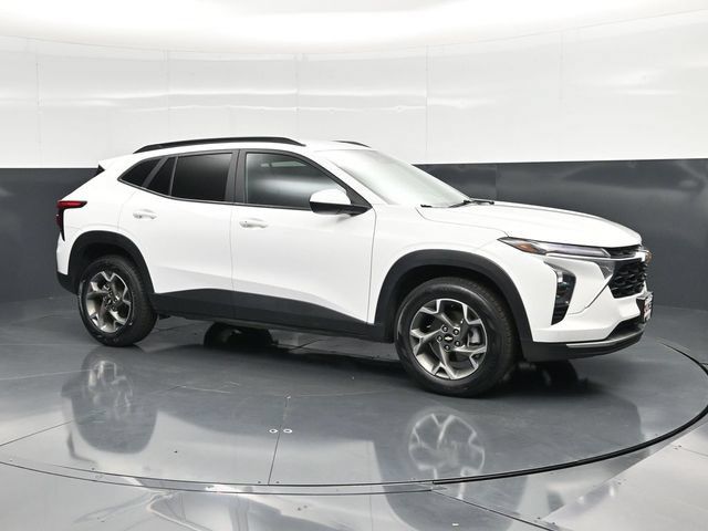 Used 2025 Chevrolet Trax LT w/ LT Convenience Package FWD image 3