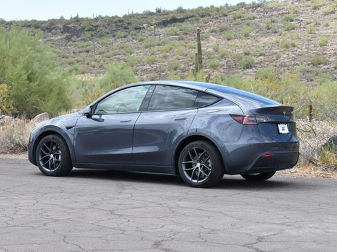 Used 2023 Tesla Model Y 2WD image 5