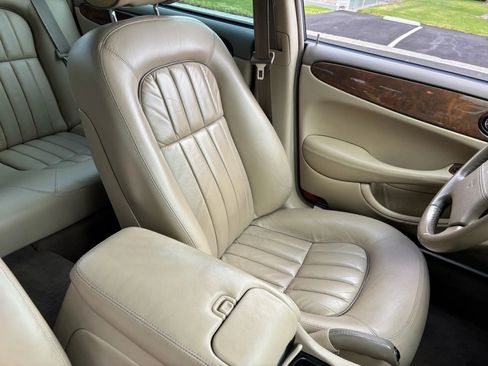Used 2001 Jaguar XJ8 image 16