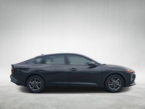 New 2025 Kia K4 LXS image 2