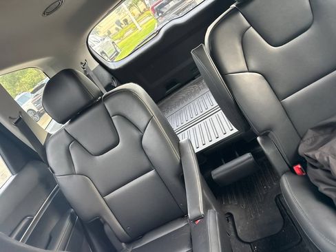 Used 2024 Kia Telluride S w/ S Sunroof Package FWD image 3