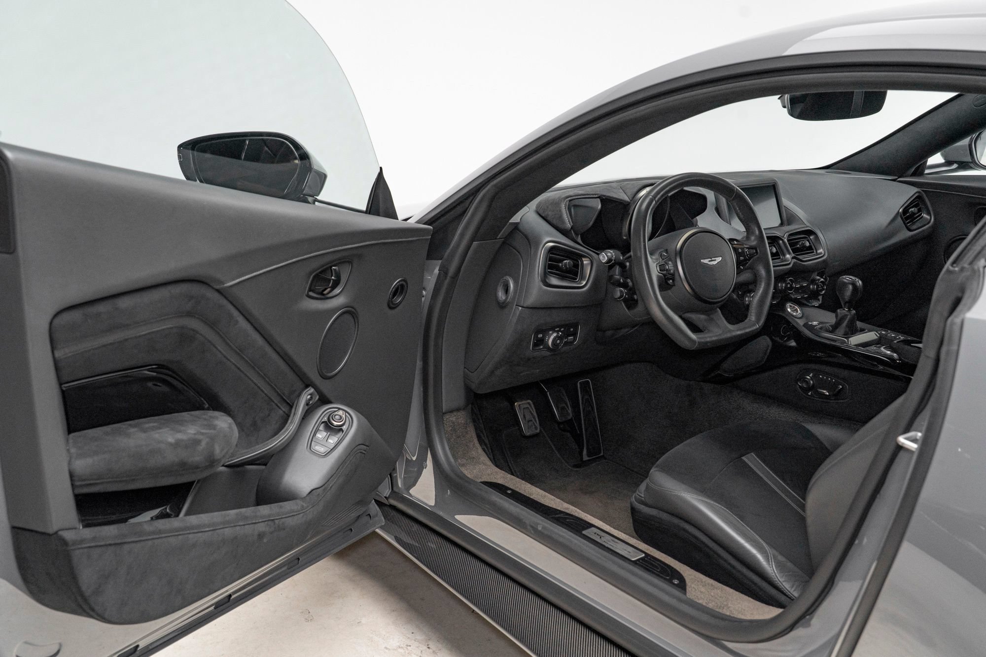 Used 2020 Aston Martin V8 Vantage AMR RWD image 14