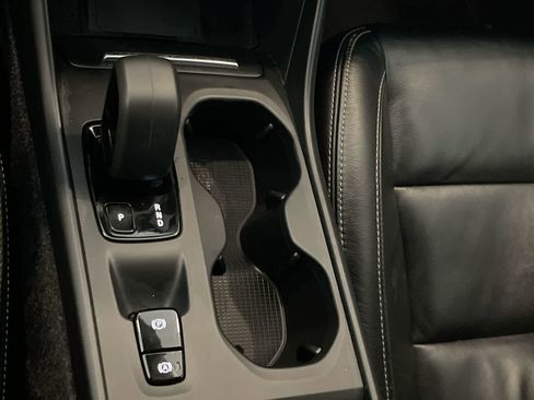 Used 2022 Volvo XC40 T5 Momentum image 20