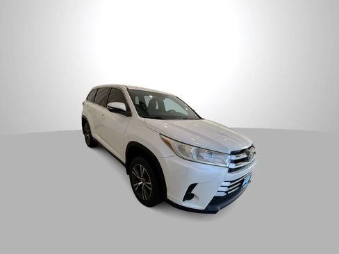 Used 2019 Toyota Highlander LE AWD/4WD image 2
