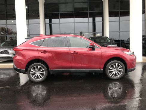 Used 2023 Toyota Venza LE image 5