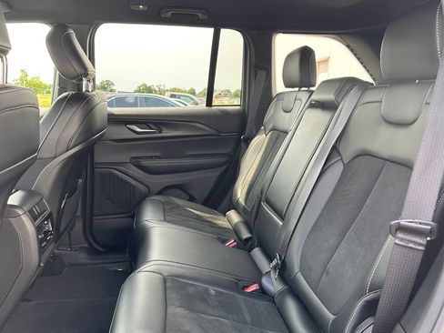 Used 2025 Jeep Grand Cherokee Altitude AWD/4WD image 17