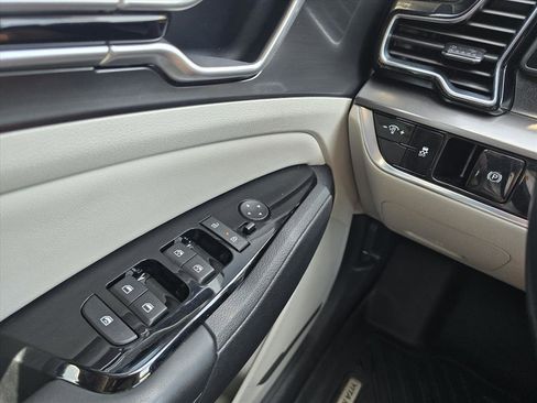 Used 2025 Kia Sportage EX image 23