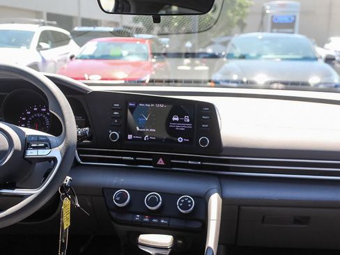 Certified 2023 Hyundai Elantra SE FWD image 17