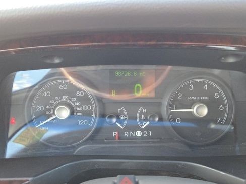 Used 2010 Lincoln Town Car Signature Limited image 5