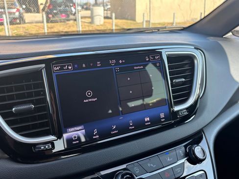 Used 2025 Chrysler Pacifica Select image 20