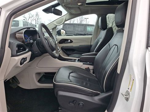Certified 2024 Chrysler Pacifica Limited image 11