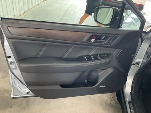 Used 2019 Subaru Outback 2.5i Limited w/ Popular Package #2 AWD/4WD image 4
