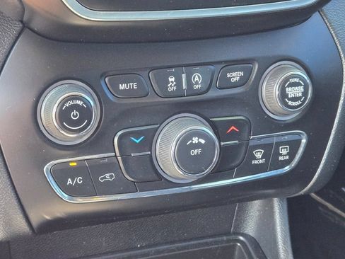 Used 2020 Jeep Cherokee Latitude AWD/4WD image 25