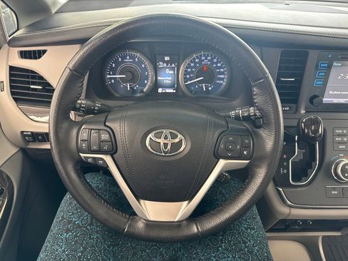 Used 2017 Toyota Sienna XLE w/ XLE Navigation Package FWD image 20