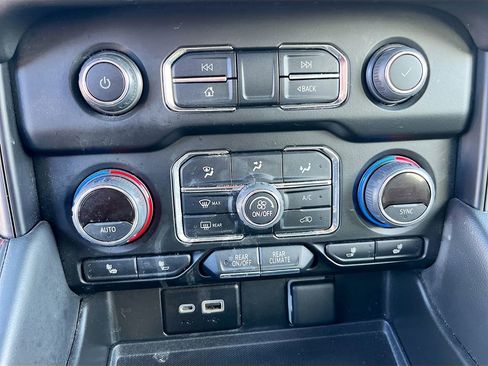 Used 2022 Chevrolet Suburban RST w/ Luxury Package image 15