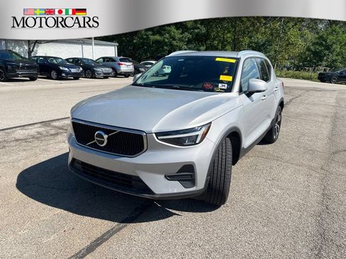 Used 2023 Volvo XC40 B5 Core AWD/4WD image 1