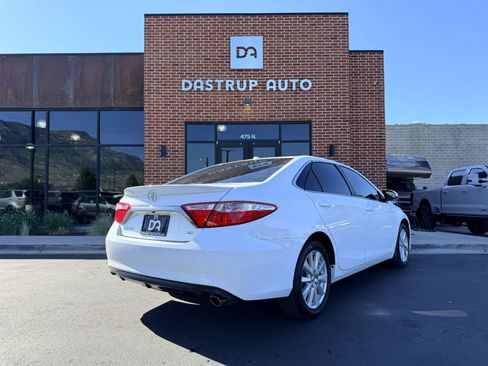Used 2017 Toyota Camry SE w/ Moonroof Package FWD image 8
