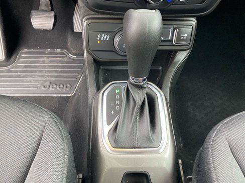 Used 2022 Jeep Renegade Latitude w/ Convenience Group AWD/4WD image 12
