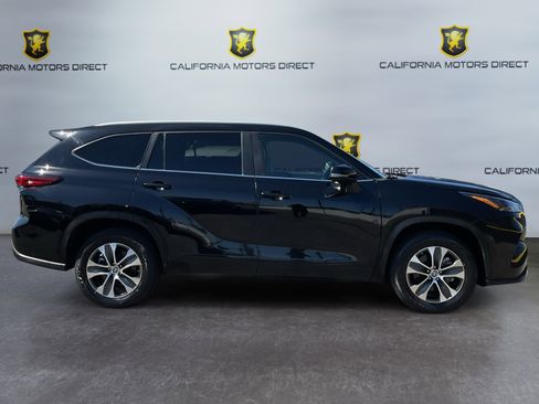 Used 2023 Toyota Highlander XLE FWD image 4