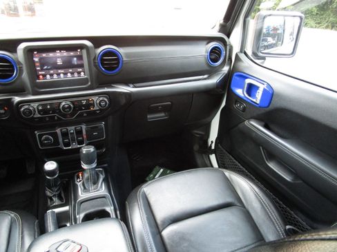 Used 2020 Jeep Gladiator Overland w/ Cold Weather Group image 10