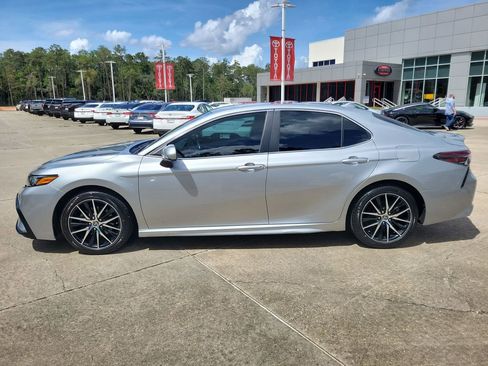Used 2021 Toyota Camry SE FWD image 2