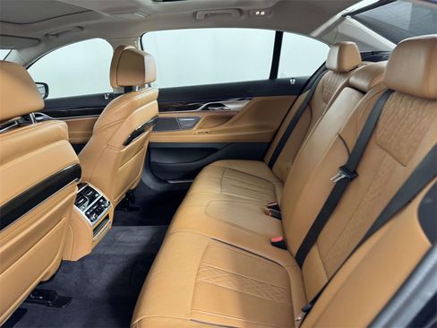 Used 2022 BMW 750i xDrive image 32