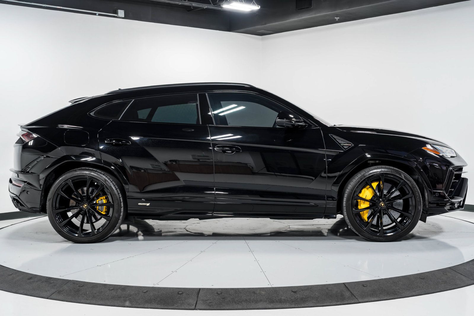 Used 2024 Lamborghini Urus S AWD/4WD image 2
