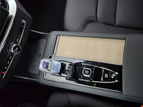 New 2026 Volvo XC90 B6 Plus w/ Protection Package Premier AWD/4WD image 34
